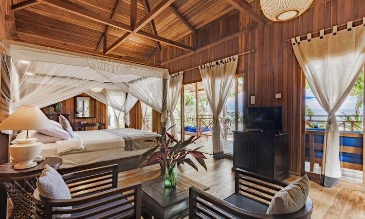 Beach Villa innen mit Meerblick: Siladen Resort & Spa - Sulawesi