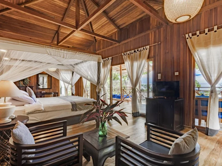 Beach Villa innen mit Meerblick: Siladen Resort & Spa - Sulawesi