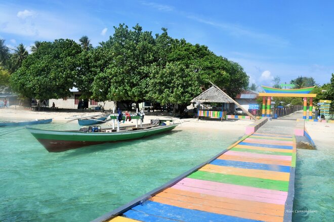 Molukkeninsel Morotai, Indonesien: Fischerboot an farbenfrohem Anlegesteg