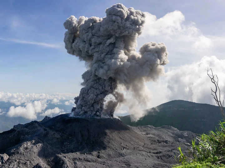 Molukken, Gewürzinseln: Rauchender Vulkan Ibu auf Halmahera, Nord-Molukken, Indonesien