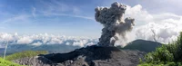 Rauchender Vulkan Ibu auf Halmahera Molukken Ost Indonesien