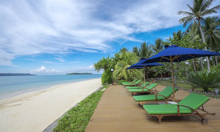 Gangga Island Resort & Spa: Sundecks at beach with island view