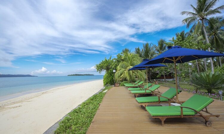 Gangga Island Resort & Spa: Sonnenliegen am Strand mit Inselausblick