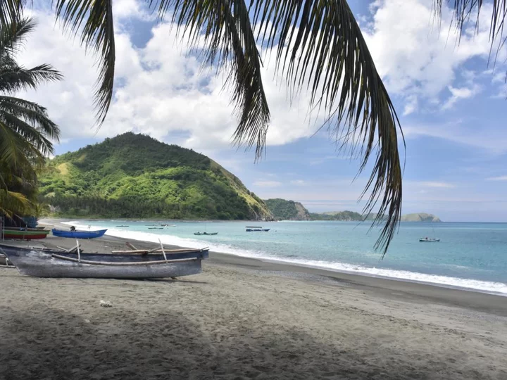 Tompotika Dive Lodge: Beach with wooden boats overlooking the mountains and sea