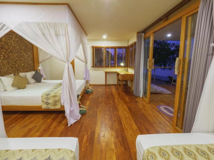  Grand beach room, quadruple occupancy: Komodo Resort, Komodo Nationalpark