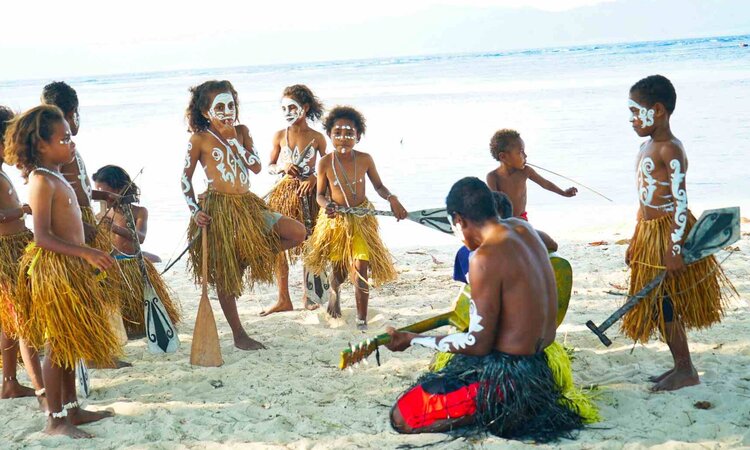 Cove Eco Resort, Raja Ampat: Tanzende Kinder