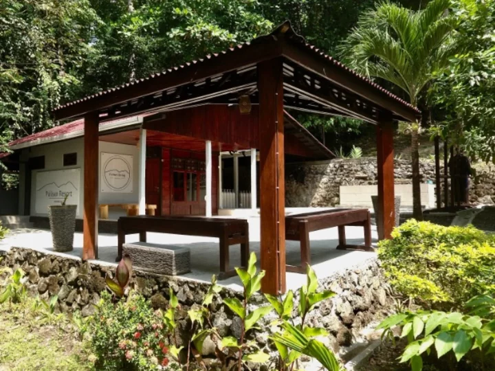 Sulawesi: Pulisan Jungle Beach Resort - Dive Center Außenansicht