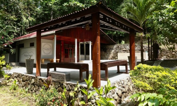 Sulawesi: Pulisan Jungle Beach Resort - Dive Center Außenansicht