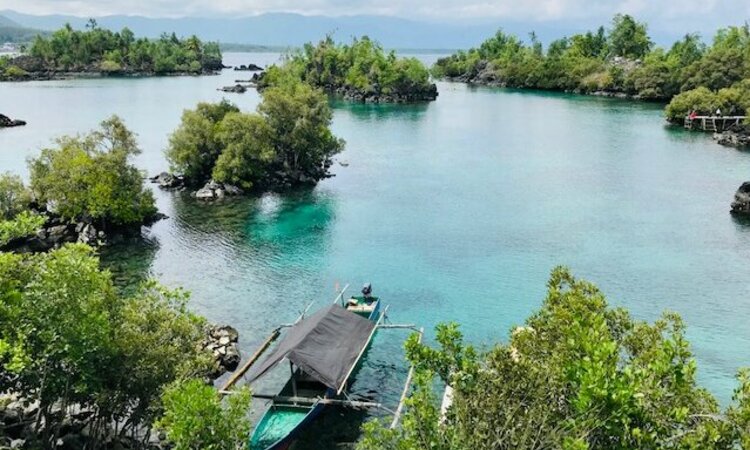 Indonesien, Molukken: Halmahera Insellandschaft