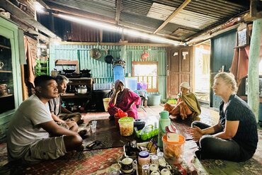 Begegnung mit den Locals in Bergdorf, Insel Sumbawa