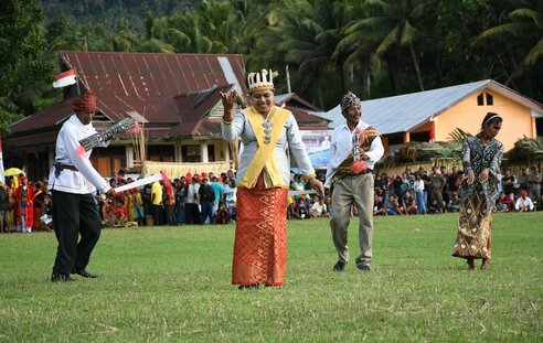 Molukken: Zwei tanzende Paare auf Halmahera Festival I Moluccas: Two dancing couples at Halmahera Festival 