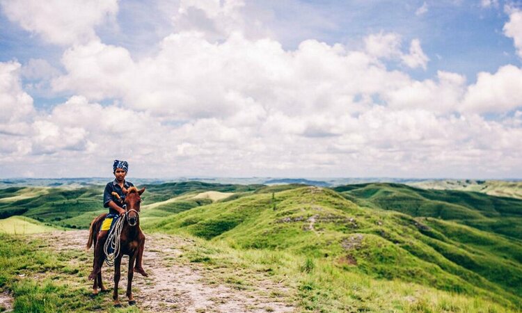 Reiter auf Pferd in der Savanne Sumbas; Kleine Sundainseln Indonesien