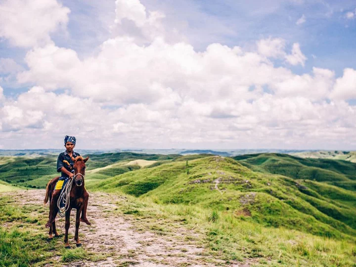 Reiter auf Pferd in der Savanne Sumbas; Kleine Sundainseln Indonesien