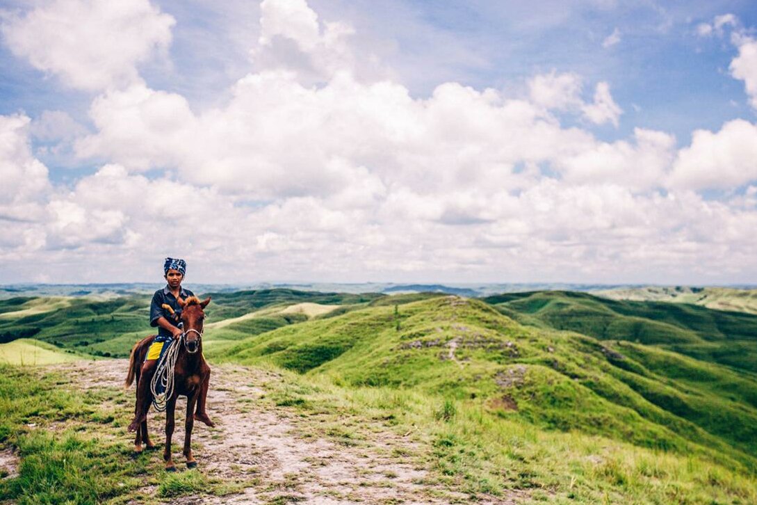 Reiter auf Pferd in der Savanne Sumbas; Kleine Sundainseln Indonesien