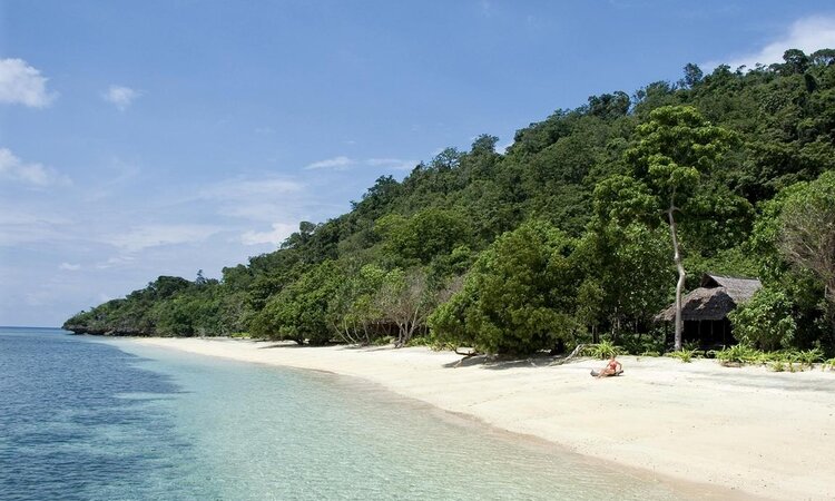 Selayar Dive Resort in Süd-Sulawesi: Sandstrand mit Bungalows