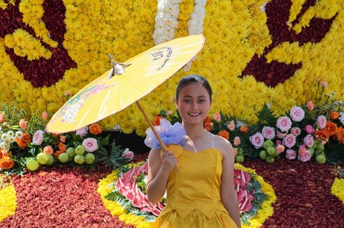 Tomohon Flower Festival: Mädchen in gelb mit Sonnenschirm I Girl in yellow with umbrella