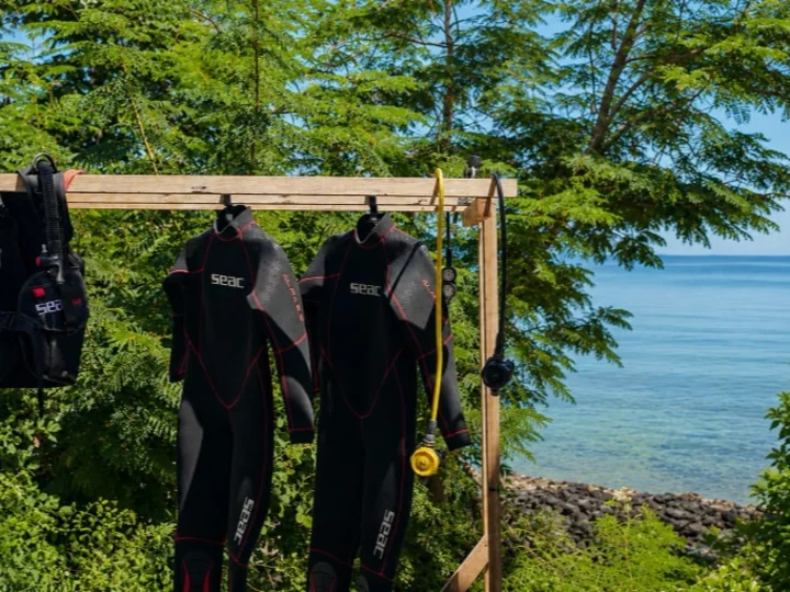 Wetsuits am Trocknen; Alor Tanapi Tauch Resort