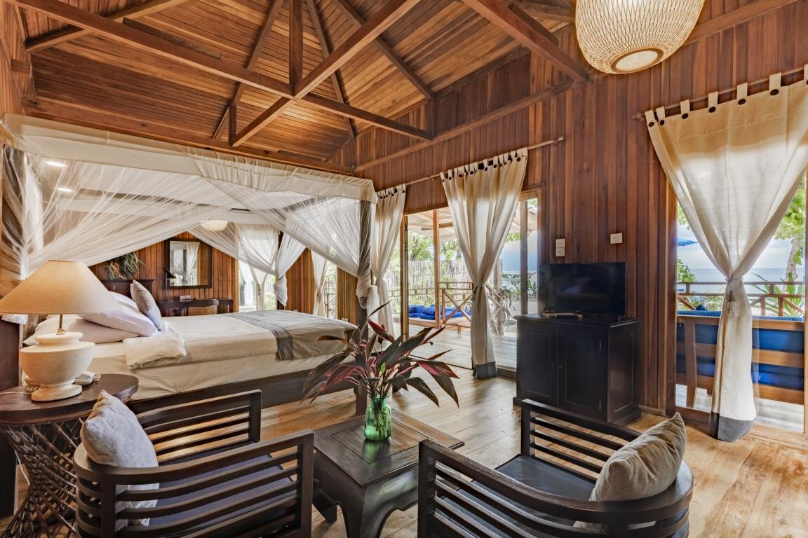 Beach Villa innen mit Meerblick: Siladen Resort & Spa - Sulawesi