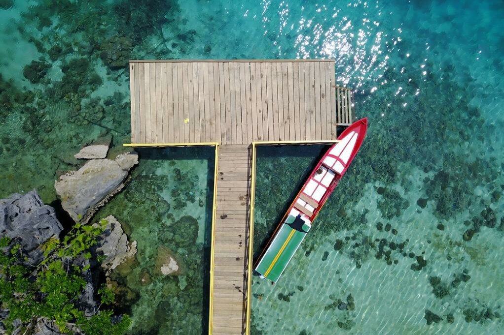 Sulawesi, Insel Labengki: Buntes Holzboot an Steg