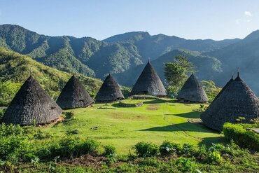  Flores: Wooden house settlement in traditional style