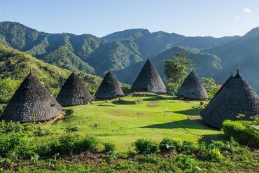 Flores: Holzhaussiedlung im traditionellen Stiel