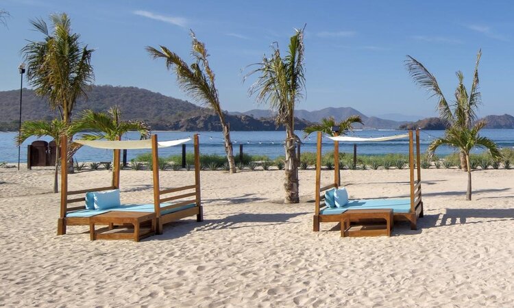 Strandbetten mit direktem Meerblick, Mocean Dive Resort, Insel Sumbawa