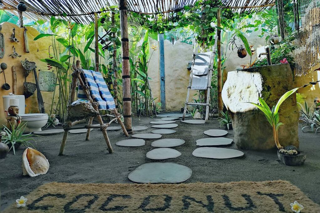 Dekoratives Badezimmer im Coconut Garden Beach Resort, Insel Flores, Indonesien