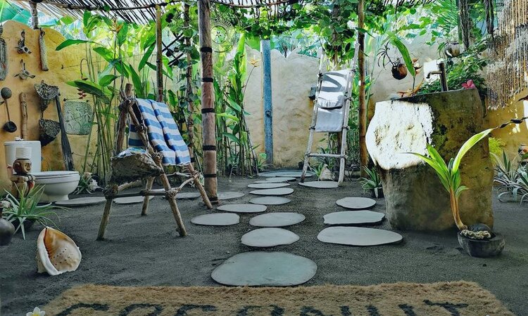  Dekoratives Badezimmer im Coconut Garden Beach Resort, Insel Flores, Indonesien