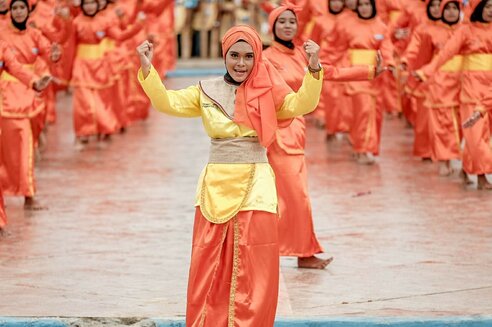 Molukken I Moluccas - Morotai Festival: Frauentanzgruppe in Orange & Gelb I Women dance group in orange & yellow 