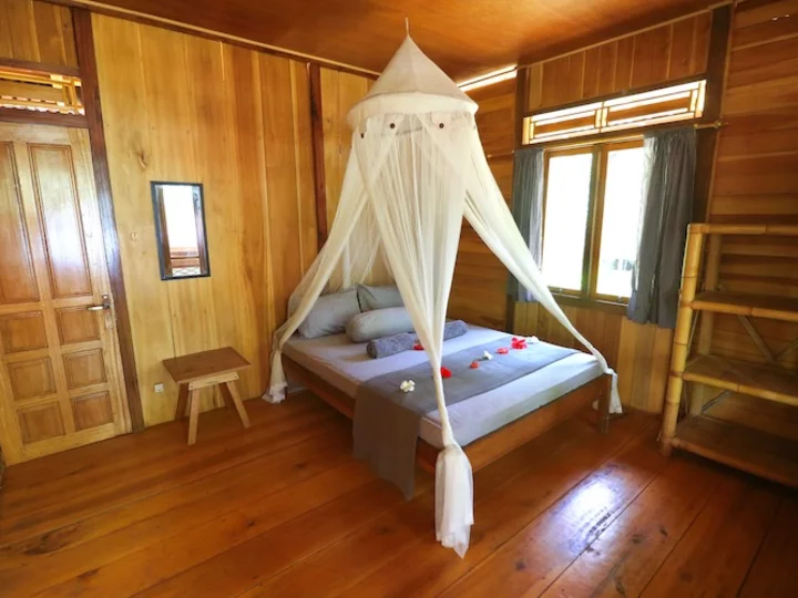 Sulawesi: Pulisan Jungle Beach Resort - Budget Bungalow Interior View
