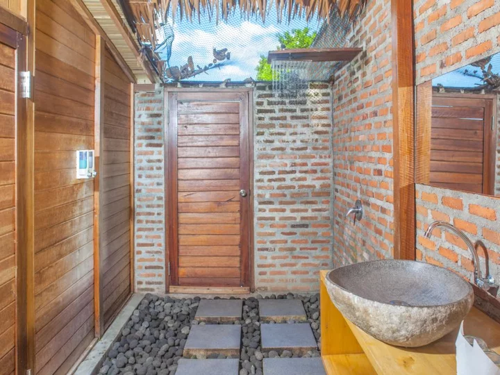  Kuda Laut Resort, Siladen Island: Beach Villa Bathroom