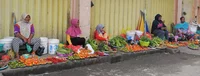 Ost-Indonesien, Region East of Wallace: Frauen verkaufen Obst und Gemüse auf einem lokalen Markt