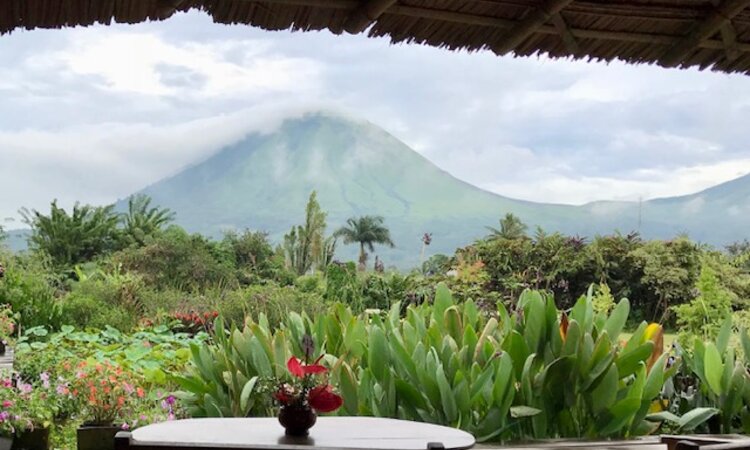 Sulawesi, Minahasa Hochland: Ausblick auf Lokon Vulkan