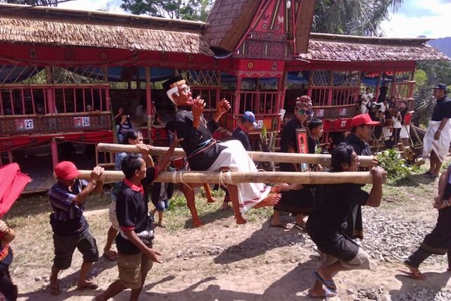 Sulawesi Toraja: Beerdigungsritual mit Tau Tau