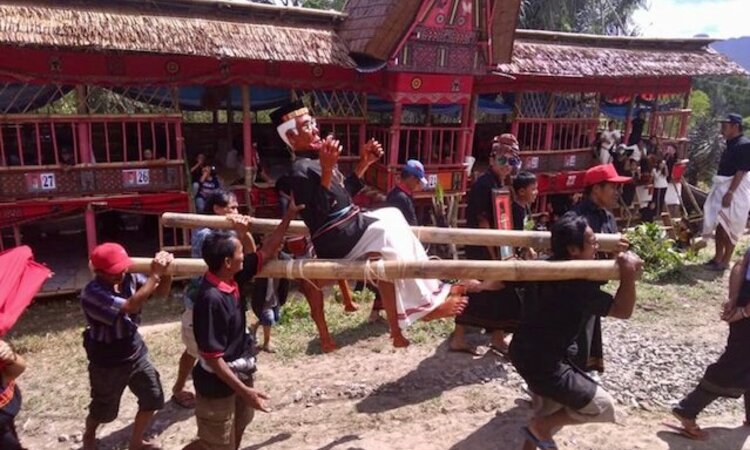 Sulawesi Toraja: Funeral ritual with Tau Tau