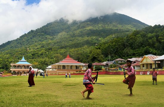 Molukken Kinder bei traditionellem Tanz