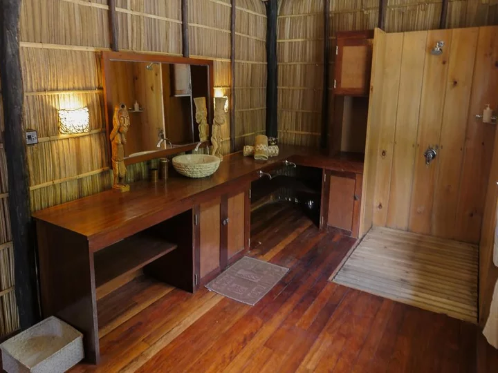 Papua Explorers Dive Resort: Waterbungalow bathroom