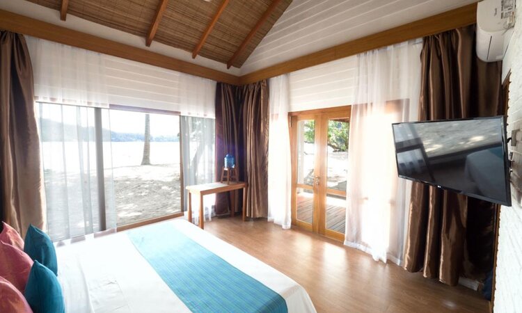  Sulawesi: White Sands Beach Resort Lembeh - Bungalow interior view including garden view