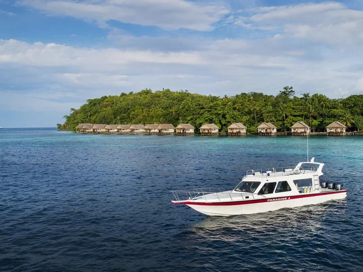 Tauchboot vor Papua Paradise Eco Resort in Raja Ampat