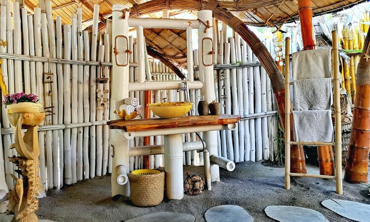 Bath in Beach Bungalow, Coconut Garden Beach Resort - Flores Island