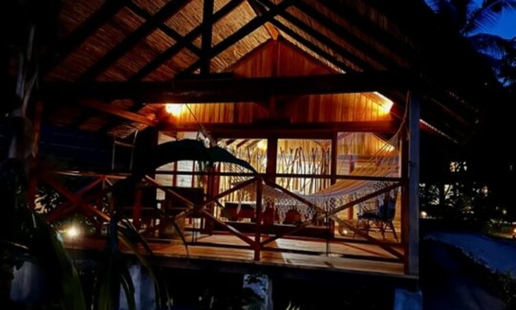 Molukken, Morotai Metita Beach & Dive Resort Bungalow bei Nacht