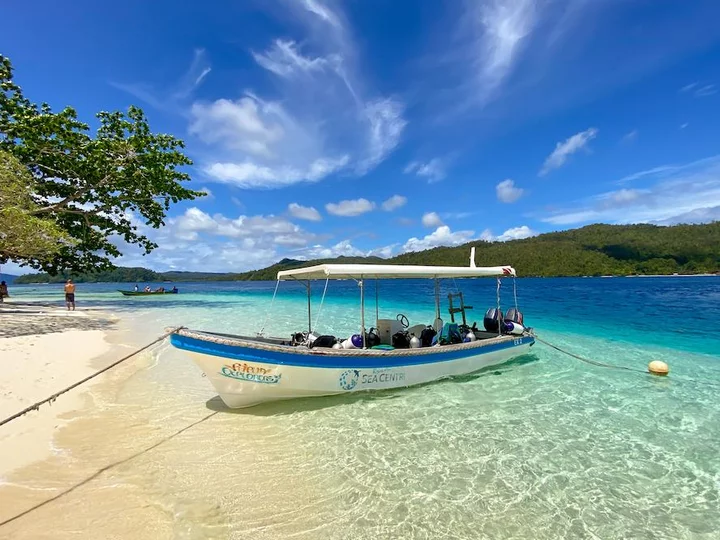 Papua Explorers Dive Resort: Dive boat at remote beach