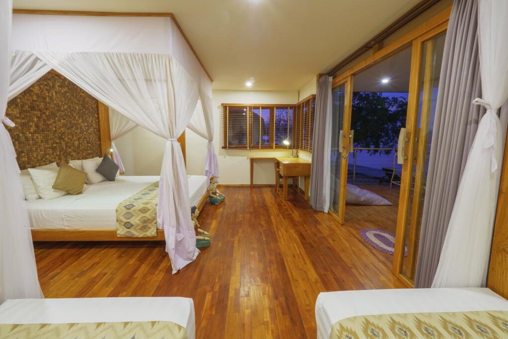 Grand beach room, quadruple occupancy: Komodo Resort, Komodo Nationalpark