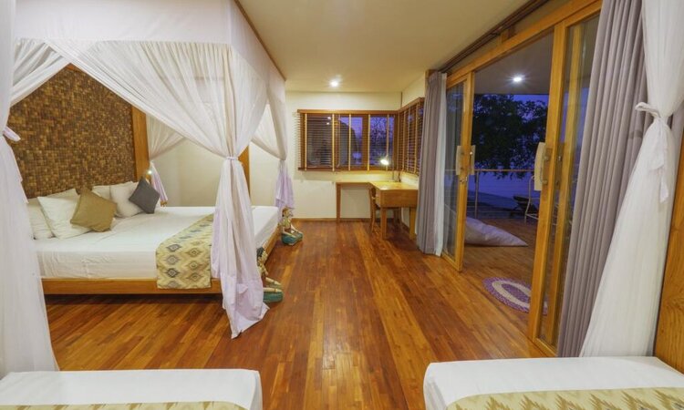  Grand beach room, quadruple occupancy: Komodo Resort, Komodo Nationalpark