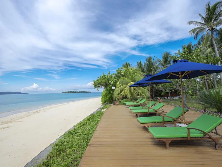 Gangga Island Resort & Spa: Sundecks at beach with island view