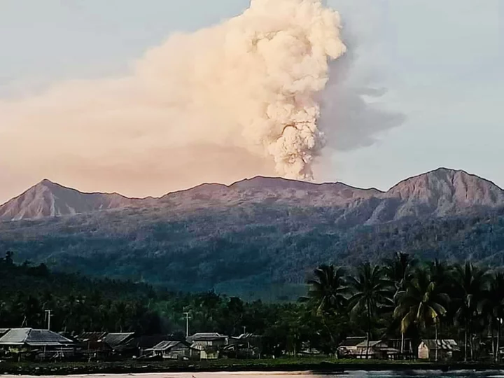 Molukken: Halmahera Bergpanorama mit Dukono Vulkan
