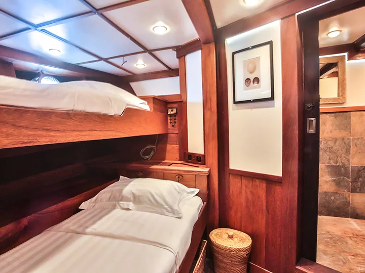 Twin-bed cabin on Ombak Putih