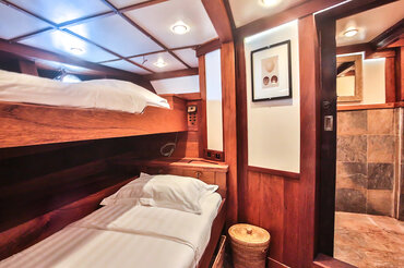 Twin-bed cabin on Ombak Putih