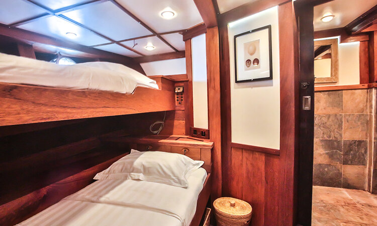 Twin-bed cabin on Ombak Putih