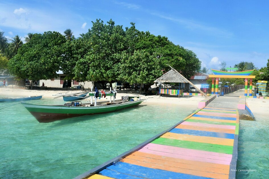 Molukken Gewürzinsel Morotai: Fischerboot an farbenfroher Anlegestelle